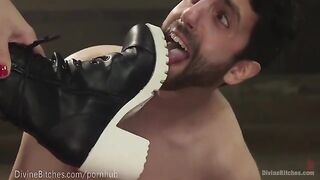 The muscled dominatrix is superior in wrestling to her slaveboy in this hot HD video