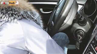 The husband does not have time to meet, so the wife unbuttons the button in the car