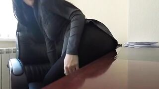 Mini Diva caressed herself in the pants, taking a risk at work