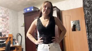 Skinny tattooed girl cheats on her husband with a delivery guy for 3 pizzas