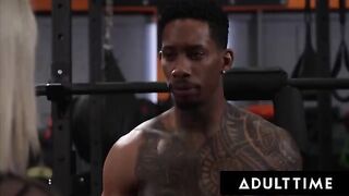 Muscle guy and ebony hottie Zaawaadi enjoy hardcore sex in every way