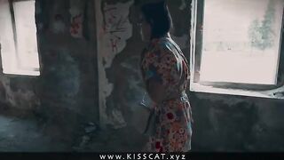 A stranger called the girl to an abandoned house for a risky encounter