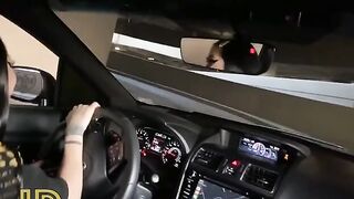 A guy right in the car seduced a girl and she started to deepthroat him