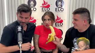 Sara Blonde chupando y siendo entrevistada en Elo Podcast