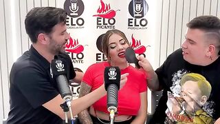 Sara Blonde chupando y siendo entrevistada en Elo Podcast
