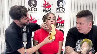 Sara Blonde chupando y siendo entrevistada en Elo Podcast
