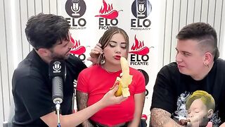 Sara Blonde chupando y siendo entrevistada en Elo Podcast