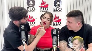 Sara Blonde chupando y siendo entrevistada en Elo Podcast