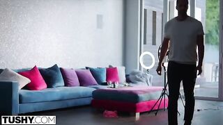An influencer loves anal sex and asked a cameraman to film her