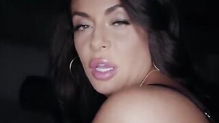 The hottest ass-gapping action with voluptuous MILF Kiki in 4K