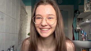 Teen Squirt! Fick den Riesendildo - 18yo German teen squirts during riding