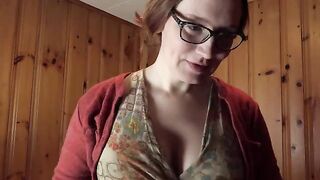 Bettie Bondage’s stepmom teaches her how to pose like a pro in this steamy video