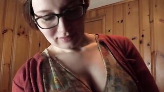 Bettie Bondage’s stepmom teaches her how to pose like a pro in this steamy video