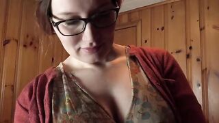 Bettie Bondage’s stepmom teaches her how to pose like a pro in this steamy video