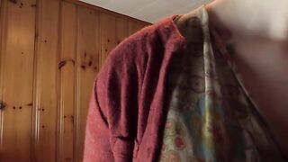 Bettie Bondage’s stepmom teaches her how to pose like a pro in this steamy video