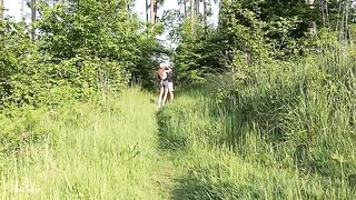 Babe fucked deeply in the forest by a risk taker