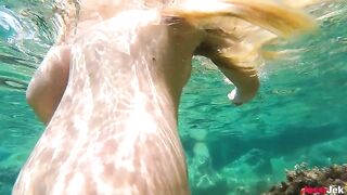 Underwater anal sex with a big ass beauty on the beach, caught on camera
