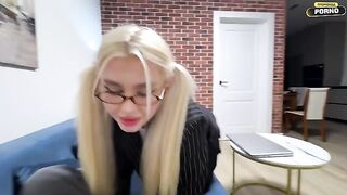 A guy fucked a cute student girl, who is a real professional in sex