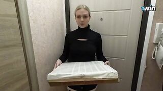 The hot girl was paid with her pussy for delivering a pizza