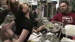 A little girl was fucked in the rough in the store, damn!