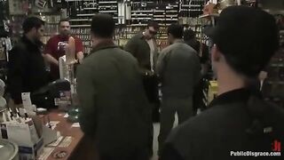A little girl was fucked in the rough in the store, damn!