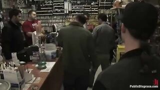 A little girl was fucked in the rough in the store, damn!