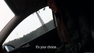 A cunning taxi driver proposed to suck his cock to the passenger
