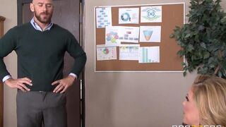 The pretty girl is fucking with her subordinate in the office
