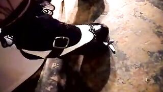 Babe masturbating her sweet pussy straight on the toilet