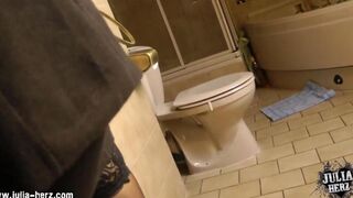 A beauty has sex at home and gets cum on her face