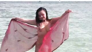 A hot girl bathes naked in the sea, it’s very erotic
