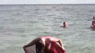A hot girl bathes naked in the sea, it’s very erotic