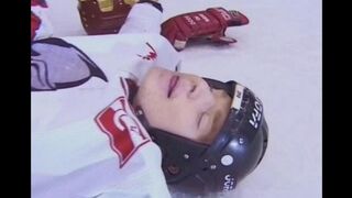 The fan gave the hockey player to fuck her in ass
