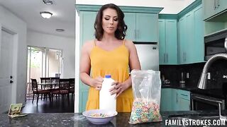 A hot woman is having fun while her house is empty