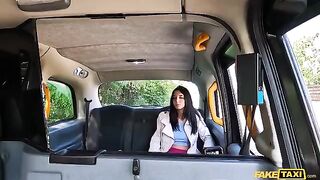 An Italian girl has sex with the guy she met in the car