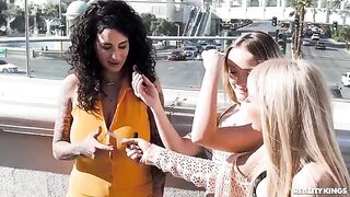 Hot chicks have a hot threesome sex