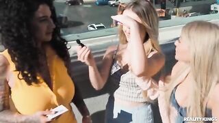 Hot chicks have a hot threesome sex