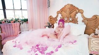 A glamorous life is the best one, isn’t it?