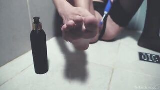 In the shower, a naked woman plays with sex toys and reaches climax