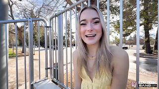 He's rubbing my pussy while driving, making me crazy