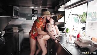 What burgers, I'm fucking! A sexy girl is having sex right in the street