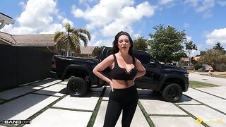The girl agreed to sex in the garage with a guy