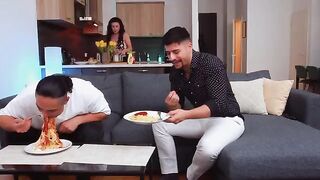If you have a guest in the house, it's obligatory to offer them sexe