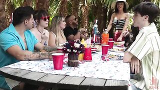 A master class in public blowjob, just incredible!