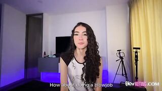 The girl is passionate and loves to have sex, this time she came with a strong desire