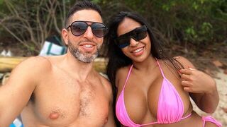 A vacation by the sea with a hot girl is always a success