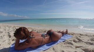 A girl with a great ass was noticed by a man at the beach