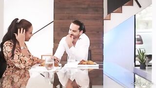 Therapist invited her client to her house for a dinner date